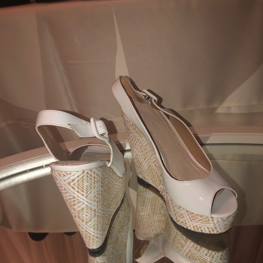 Le Chateau Wedges